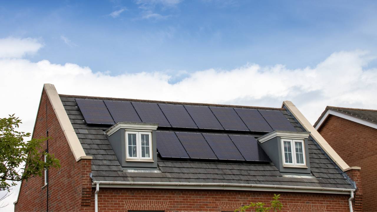 how-many-solar-panels-do-you-need-for-a-four-bedroom-house