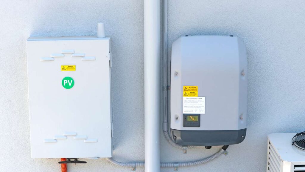 storage-level-in-microinverters-vs-hybrid-inverters